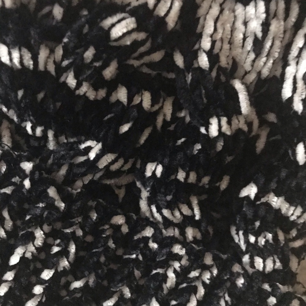#Shop NWT KOHLS Black White Pom Pom Beanie Hat - Picture 5 of 8